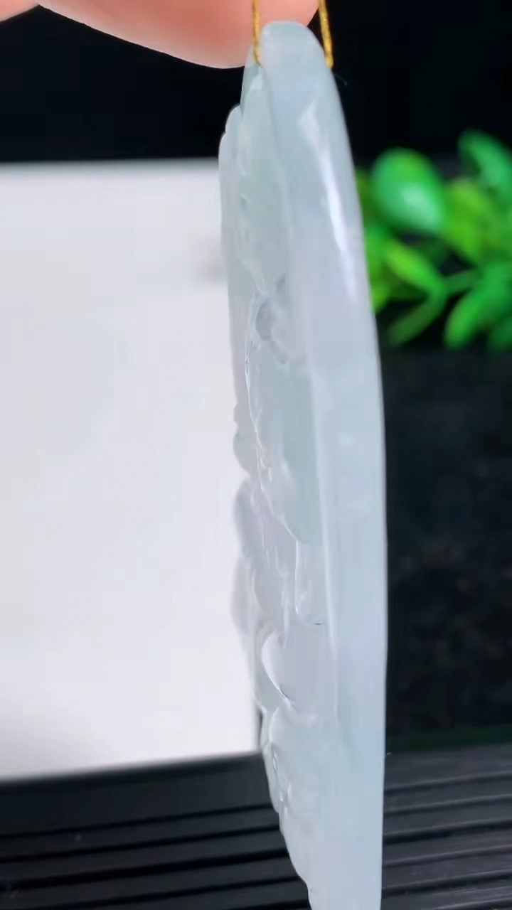 天然A货翡翠文殊菩萨吊坠尺寸69.5-42.5-5.8重量:34.55g
3月21日