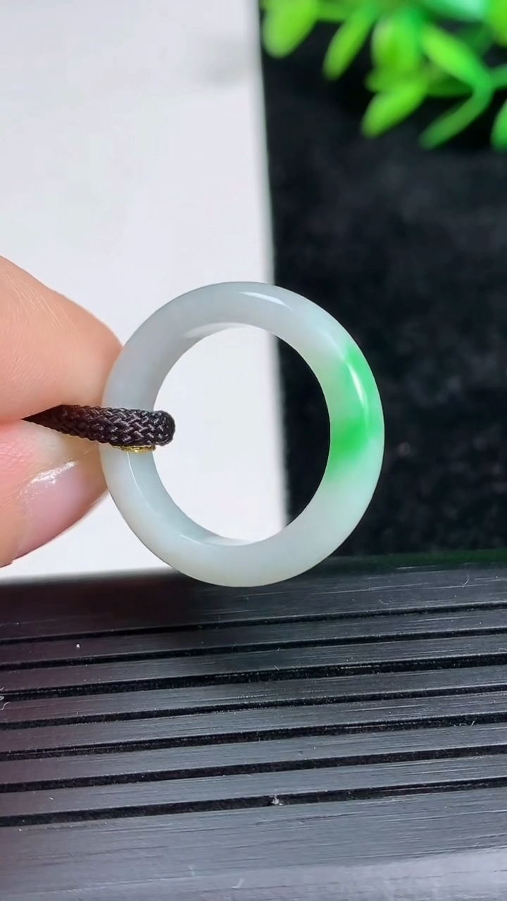 天然A货翡翠指环戒指尺寸16.2-4.3-2.6重量:2.69g2026年3月21日
工厂直销收藏佳品,种好水足，色泽均匀，有种有色，上手高大气！