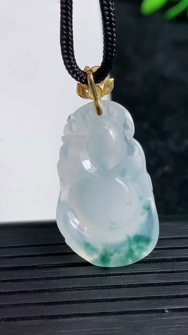 天然A货翡翠种飘花财神爷吊坠尺寸29.1-17.4-8.1重量:6.24g
3月21日