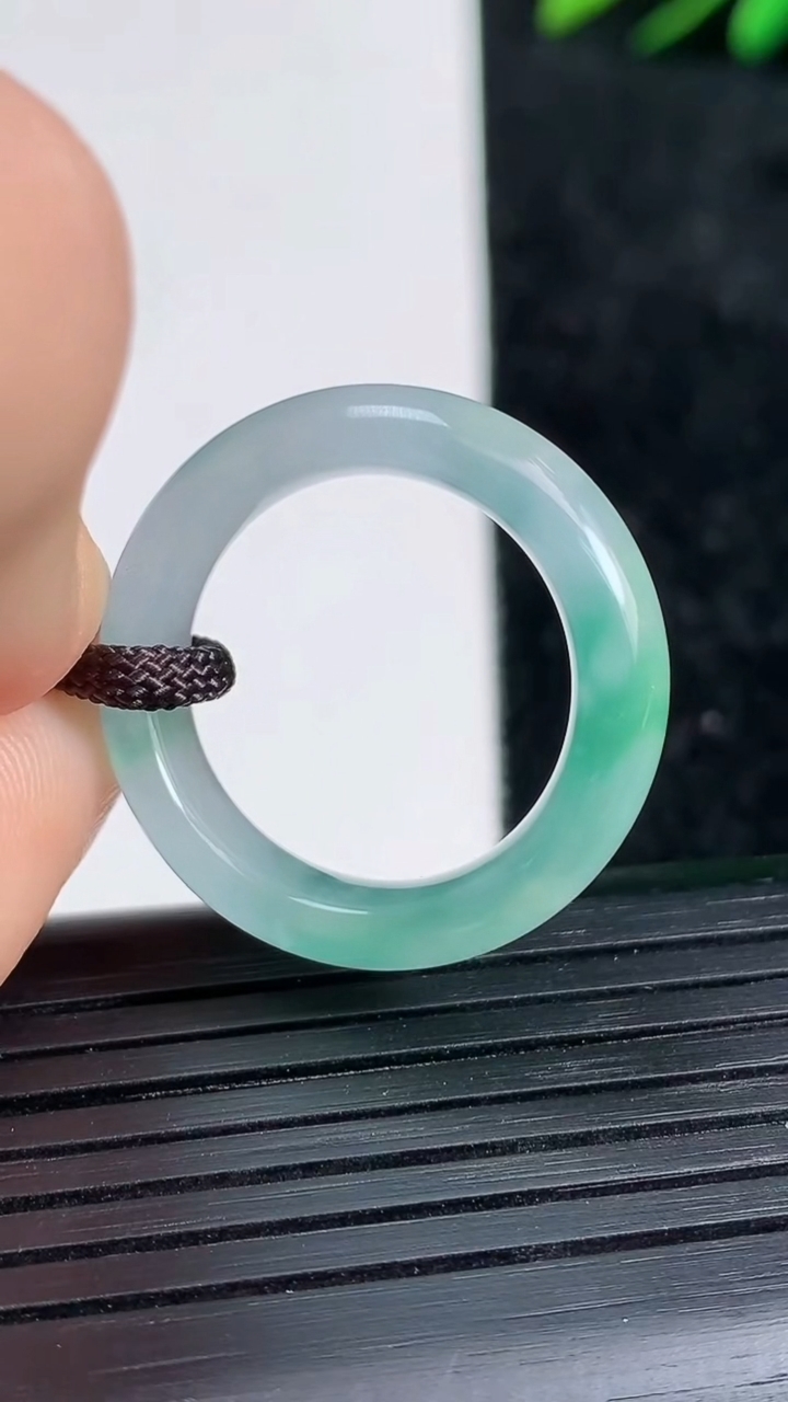 天然A货翡翠指环戒指尺寸18.2-5.3-3.3重量:3.98g2026年3月21日
工厂直销收藏佳品,种好水足，色泽均匀，有种有色，上手高大气！