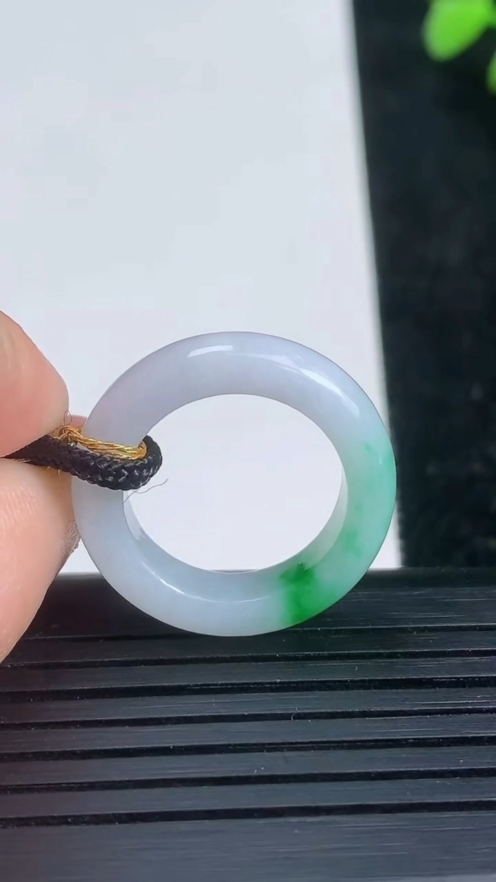 天然A货翡翠指环戒指尺寸16.2-5.3-3.5重量:3.86g2026年3月21日
工厂直销收藏佳品,种好水足，色泽均匀，有种有色，上手高大气！