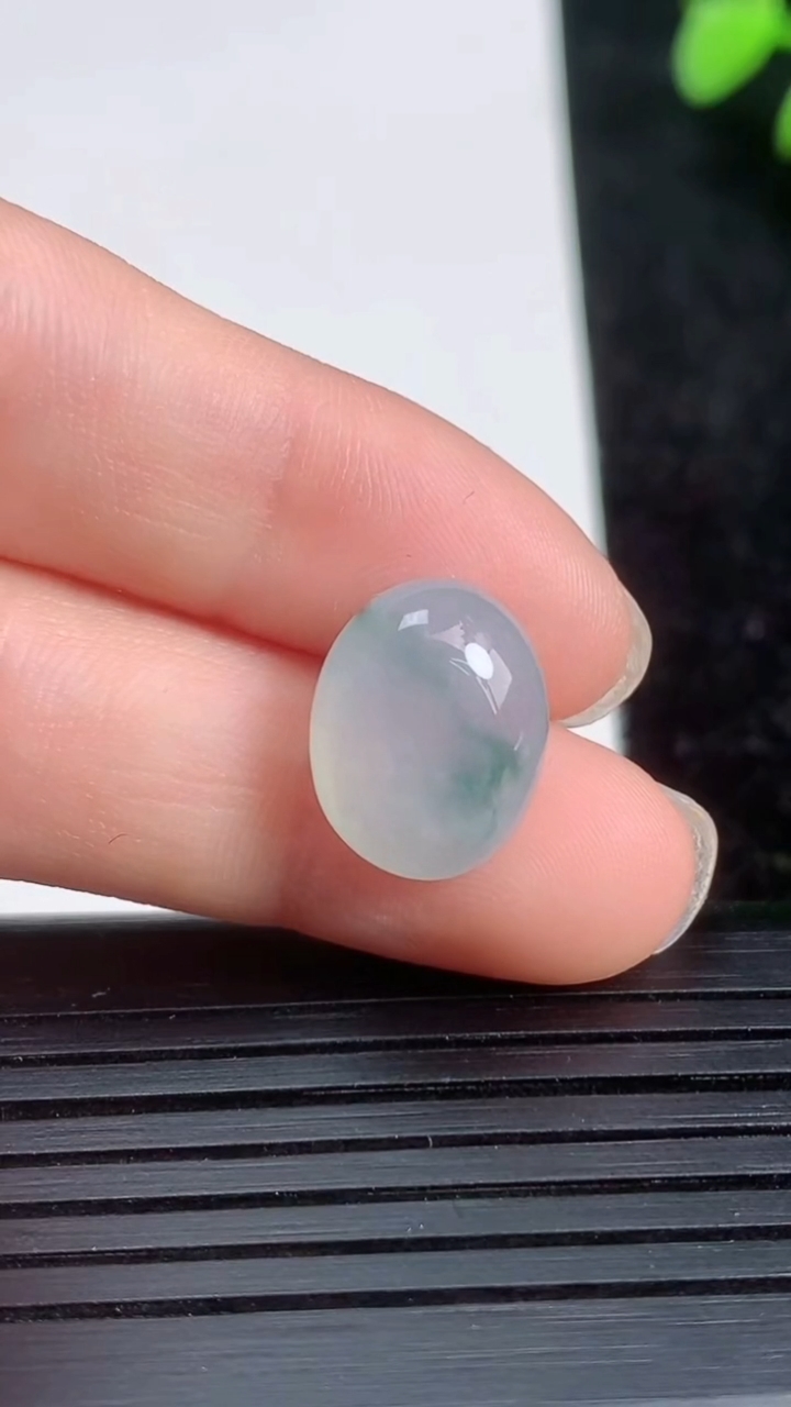 天然A货翡翠冰种飘花蛋面镶嵌件尺寸13.9-10.8-6重量:1.88g
3月21日