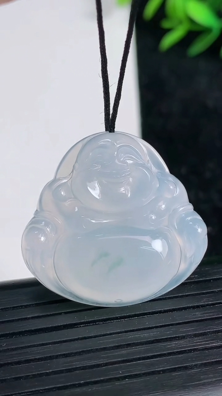 天然A货翡翠冰种飘花佛公吊坠尺寸28.1-30.2-5.6重量:8.46g
3月21日