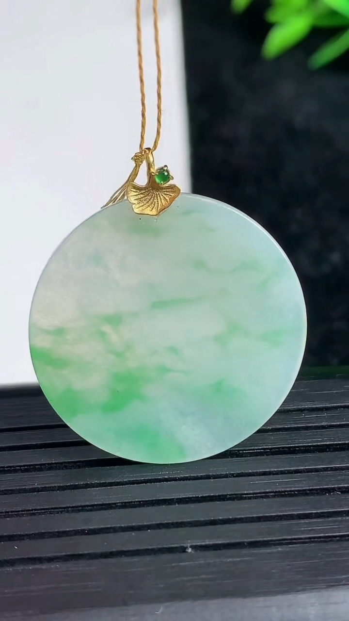 天然A货翡翠无事牌吊坠尺寸25.7-1.2重量:3.34g
3月21日