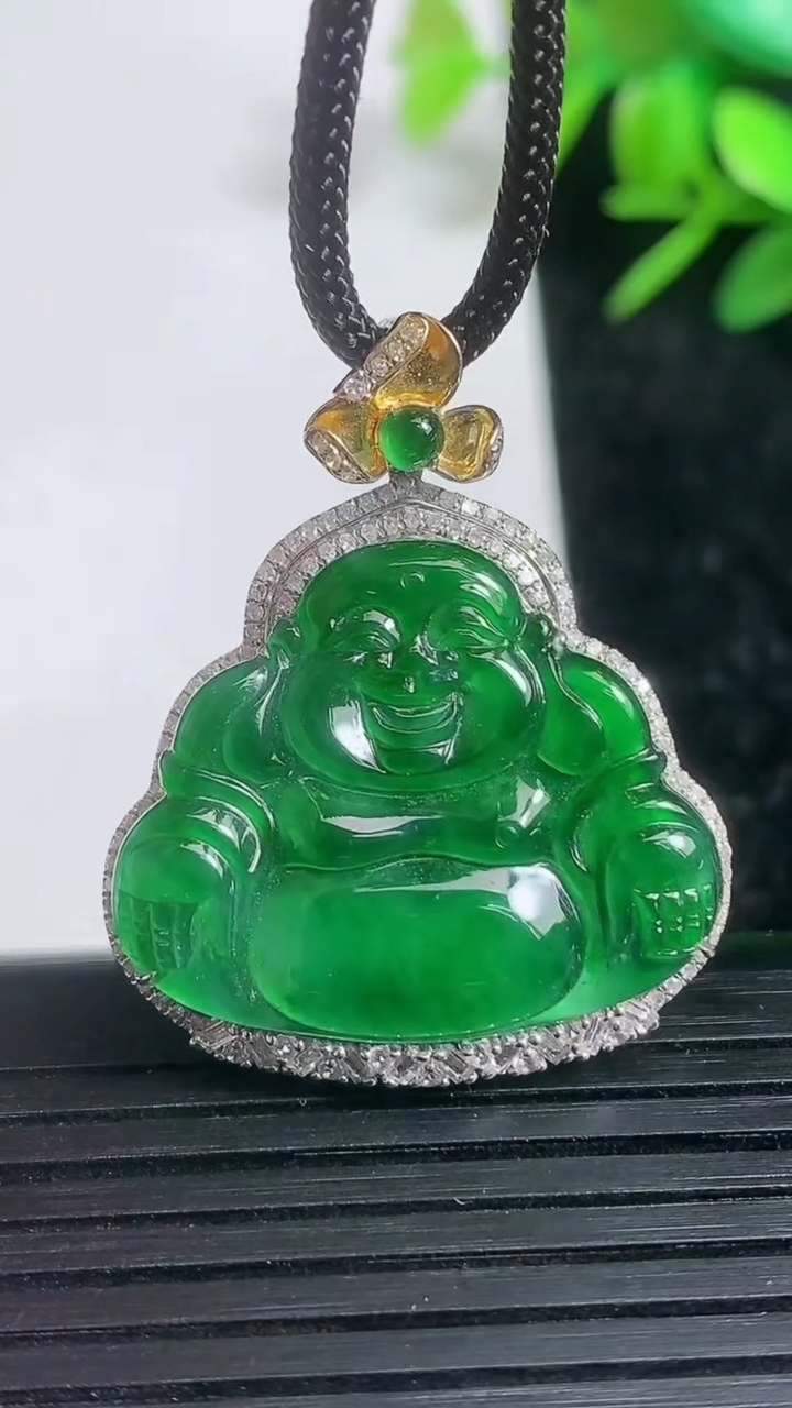 天然A货翡翠佛公吊坠尺寸31.3-27.2-5.6重量:4.53g
3月21日