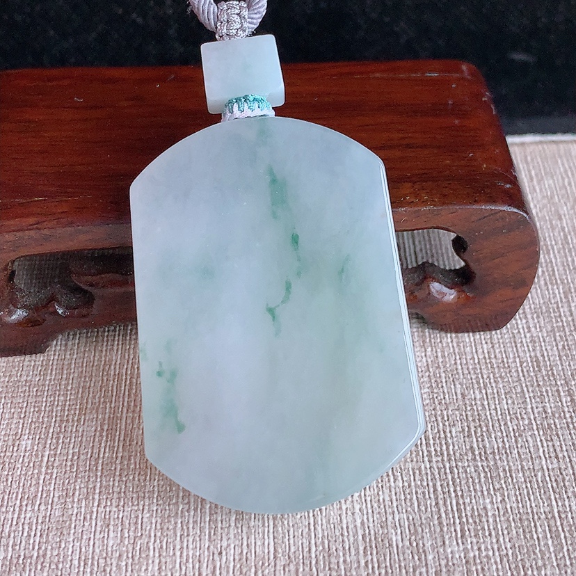 天然A货翡翠飘花无事牌吊坠 
尺寸51.8-35.8-6.6mm 重量40.10g 0320