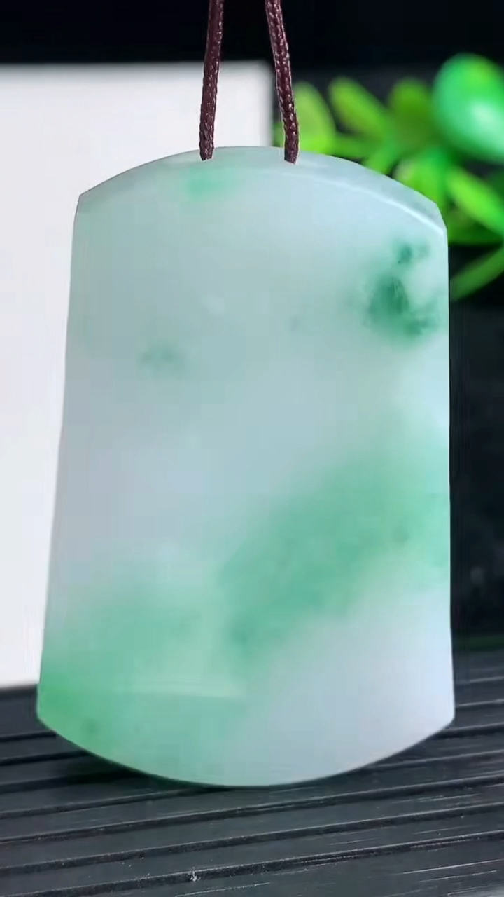 天然A货翡翠无事牌吊坠尺寸48.2-30.9-5.8重量:26.47g
3月21日