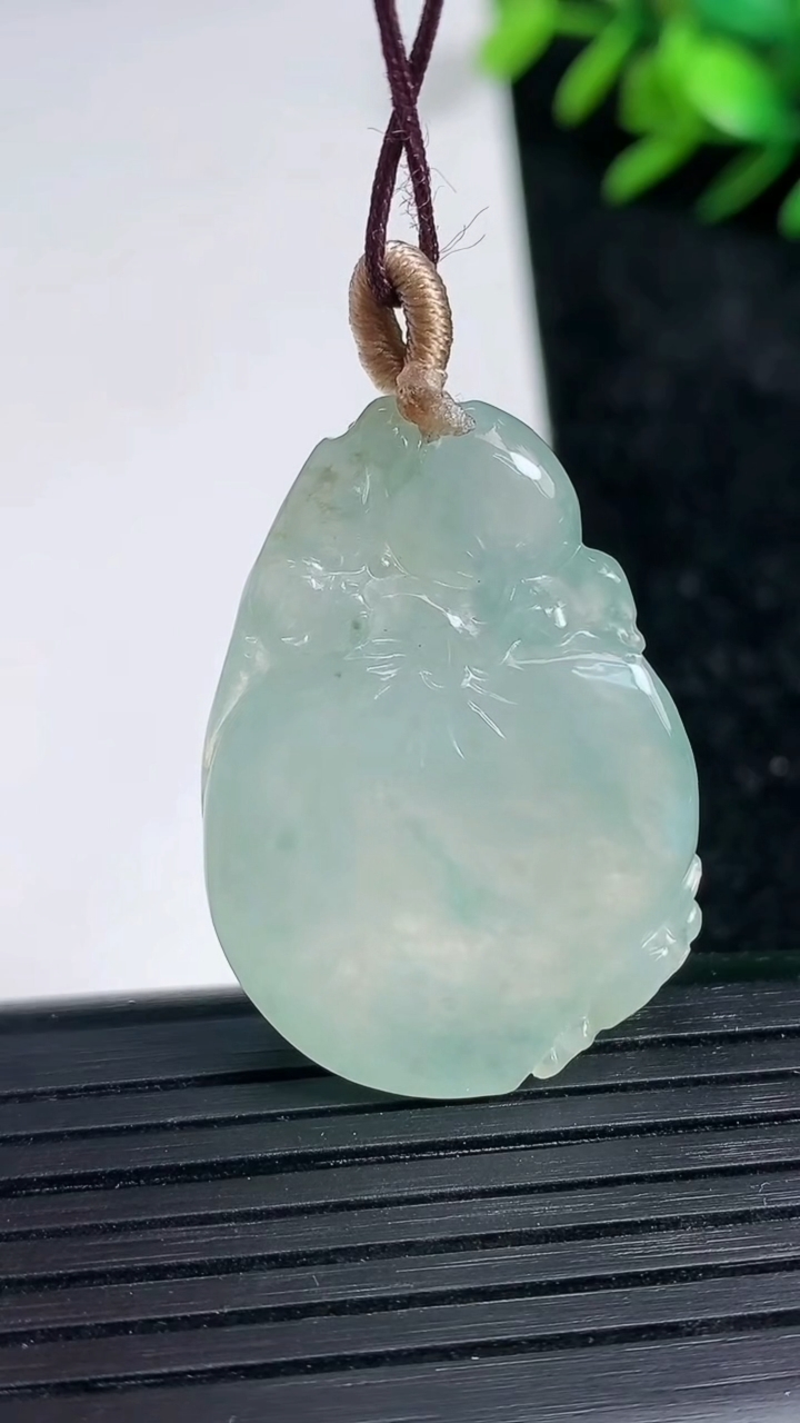 天然A货翡翠飘花寿桃吊坠尺寸34.1-23.8-7.1重量:11.68g
3月21日