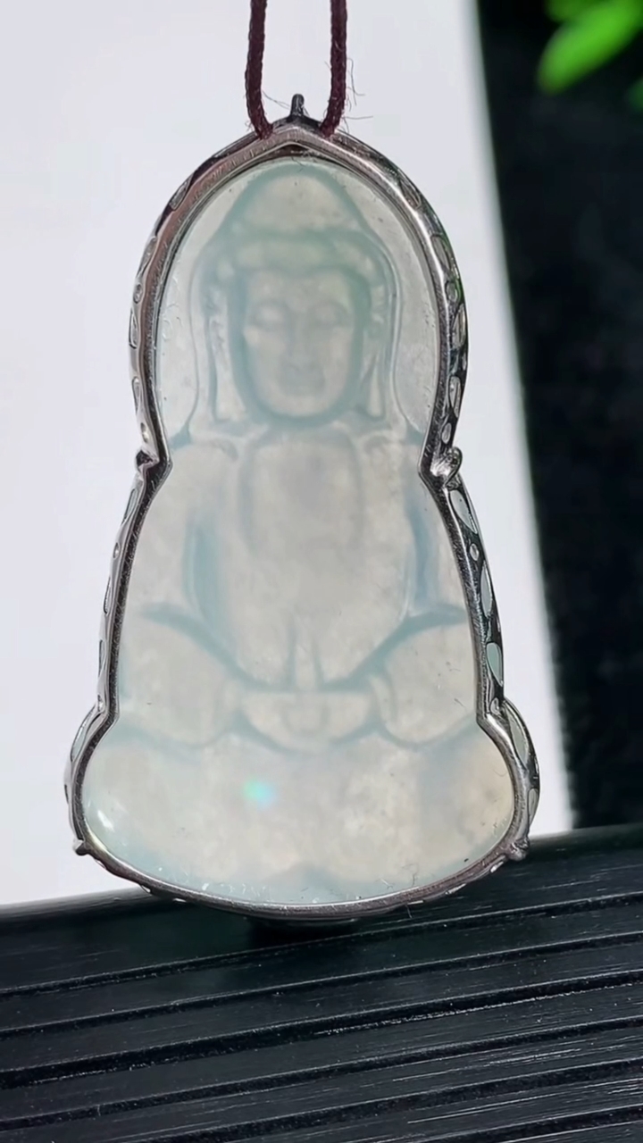 天然A货翡翠种白冰观音菩萨吊坠尺寸52.7-24.8-6.8重量:8.29g
3月21日