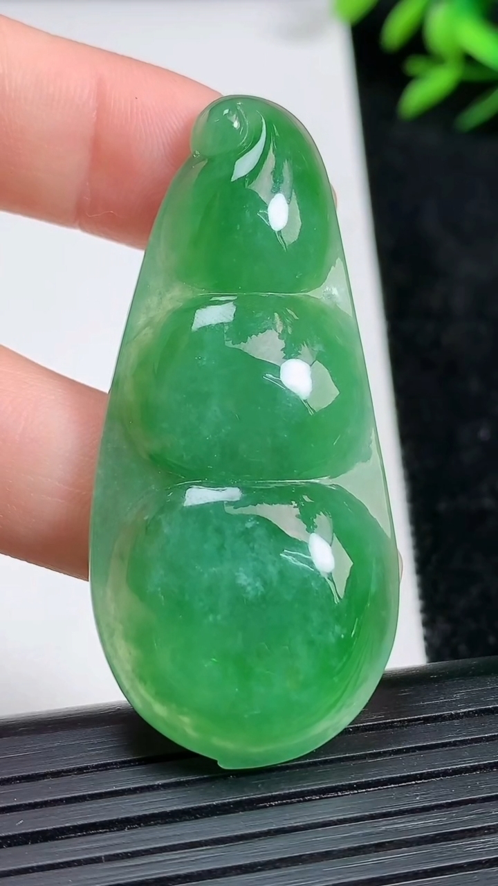 天然A货翡翠福豆吊坠尺寸51-23-7.4重量:14.50g
3月21日