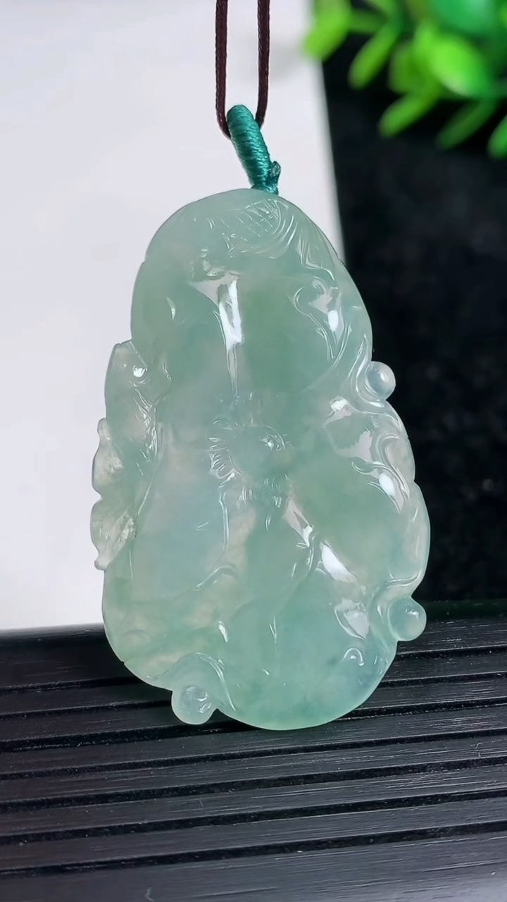 天然A货翡翠年年有余吊坠尺寸43.1-26.8-4.7重量:10.26g
3月21日