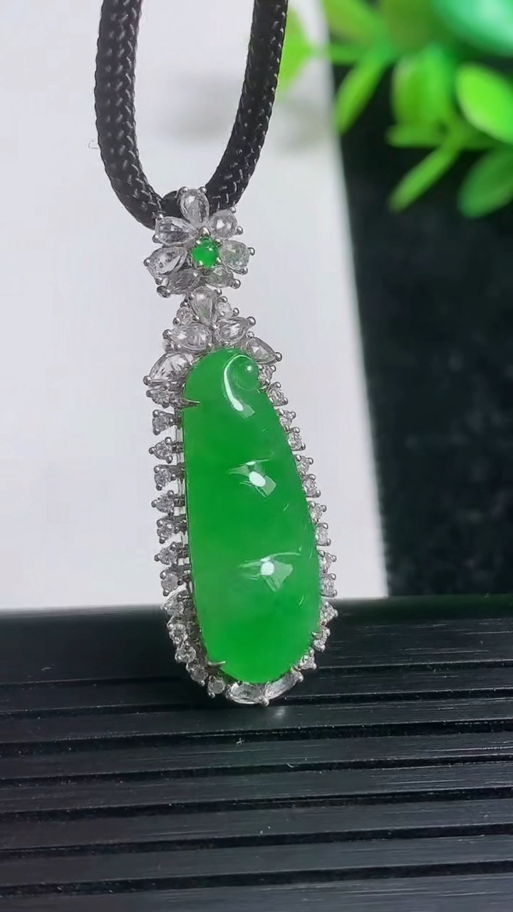 天然A货翡翠福豆吊坠尺寸34.5-12.8-6.5重量:3.70g
3月21日