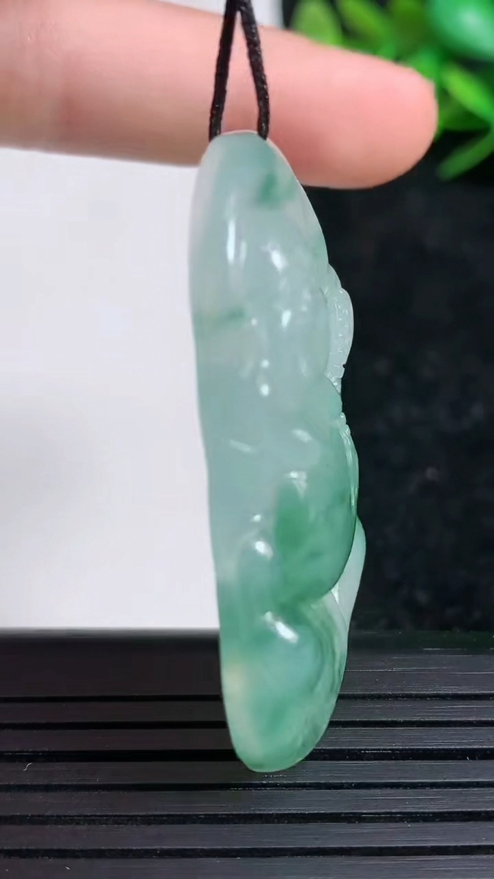 天然A货翡翠种飘花逍遥佛吊坠尺寸45-25-6.3重量:14.65g
3月21日