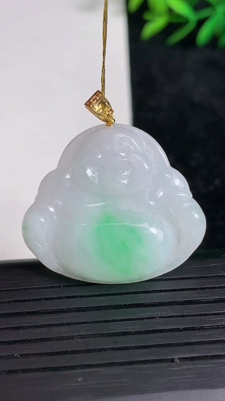 天然A货翡翠佛公吊坠尺寸28.1-32.4-5.1重量:7.54g
3月21日