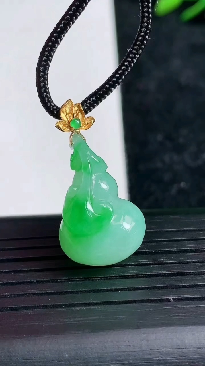 天然A货翡翠葫芦吊坠尺寸22.7-14.5-11.7重量:5.25g
3月21日