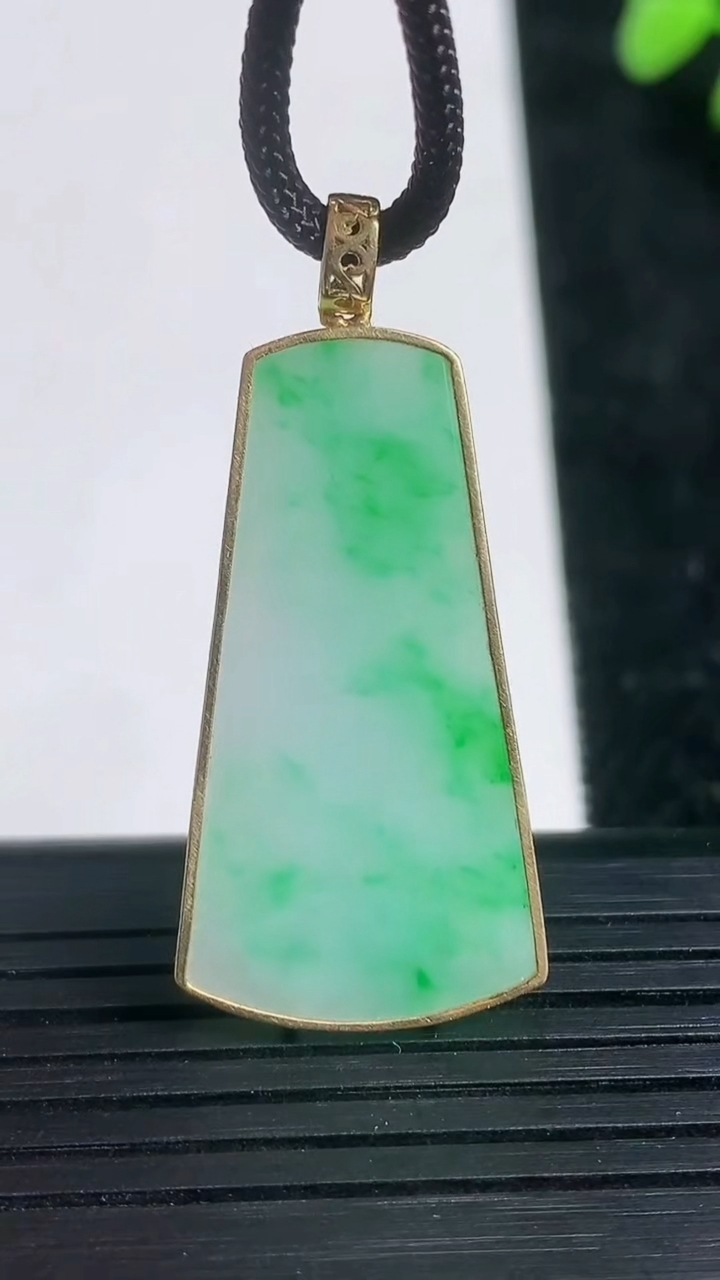 天然A货翡翠无事牌吊坠尺寸32.7-17.7-2.9重量:4.91g
3月21日