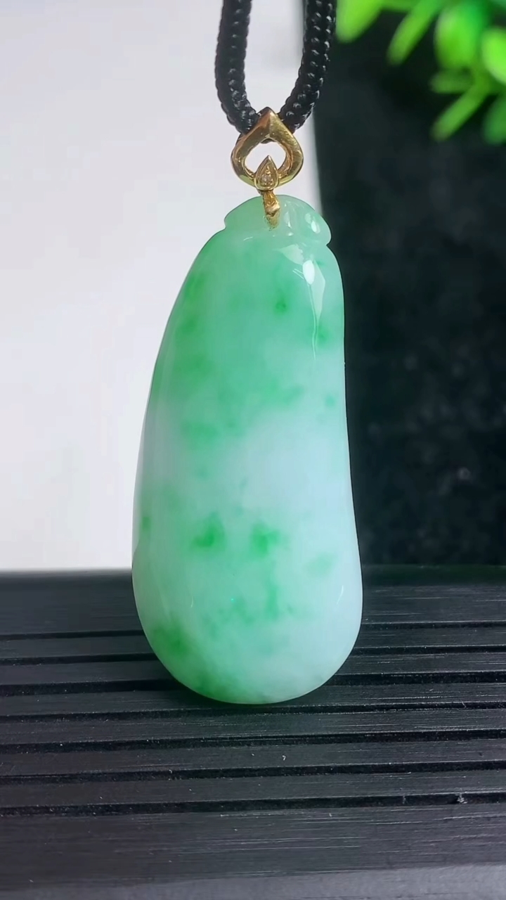 天然A货翡翠福瓜吊坠尺寸38.7-17.4-6.2重量:9.22g
3月21日