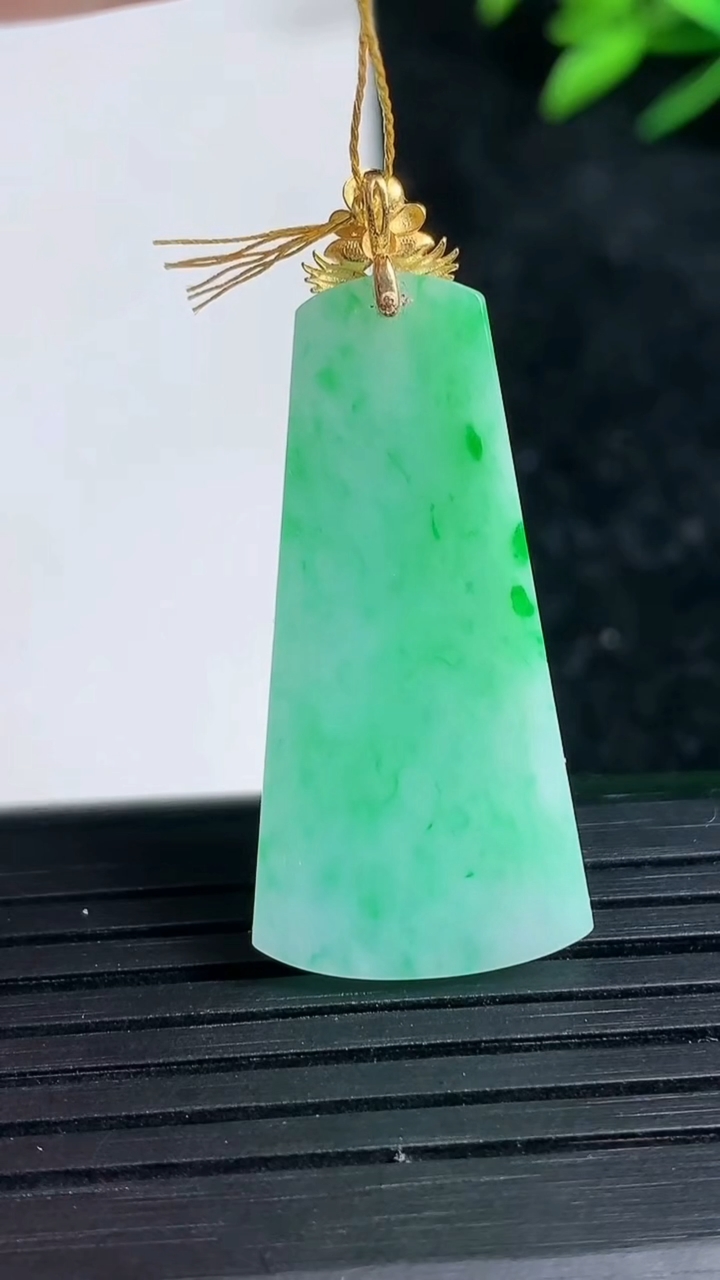 天然A货翡翠无事牌吊坠尺寸31.8-15.6-2.4重量:3.86g
3月21日