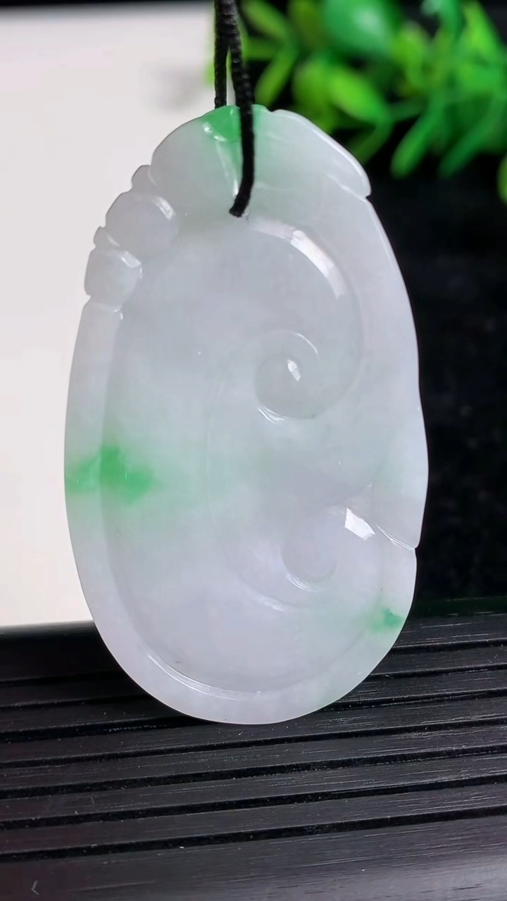 天然A货翡翠如意吊坠尺寸48.1-27.8-4.8重量:14.59g
3月21日