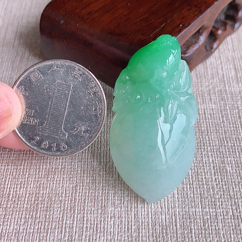 天然A货翡翠飘绿寿桃吊坠 
尺寸42-21.6-12.2mm 重量17.92g 0320