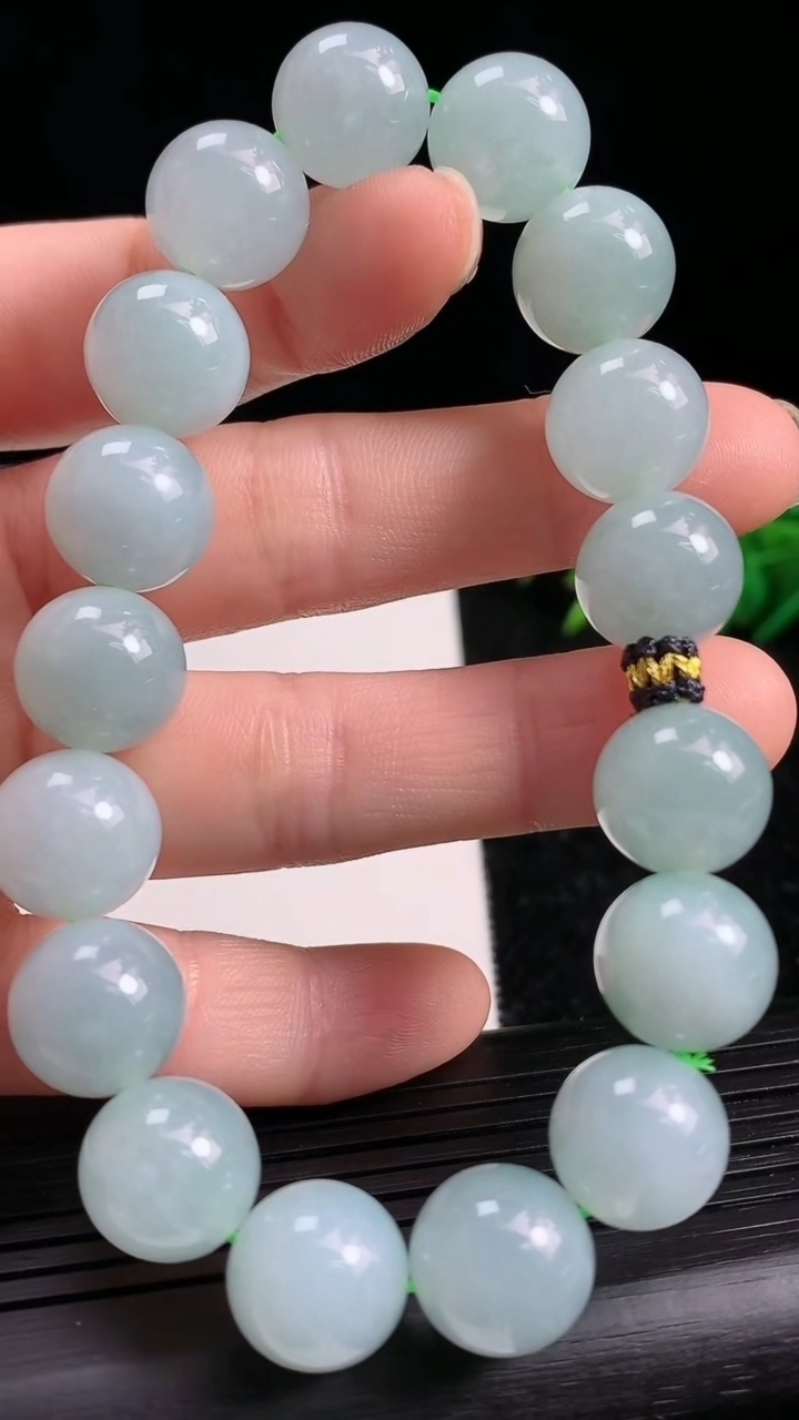 天然A货翡翠圆珠手串尺寸11.4-17颗重量:48.74g3月21日
工厂直销收藏佳品,种好水足，色泽均匀，有种有色，上手高大气！