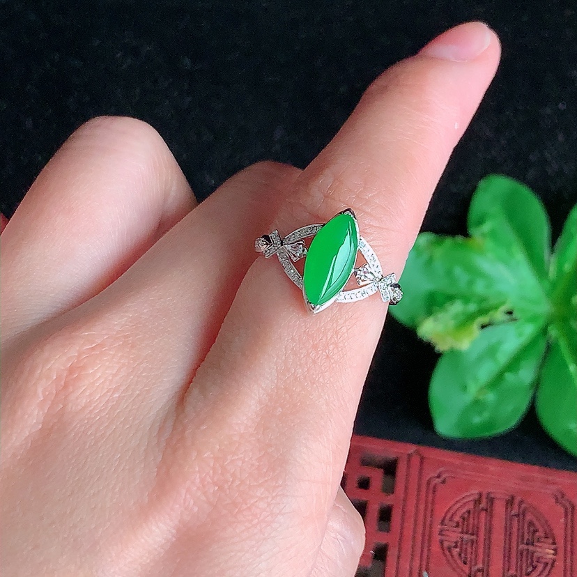 天然A货翡翠18K金伴钻镶嵌阳绿随形戒指 圈口17.5裸石
尺寸14-5.6mm 重量2.24g 0320