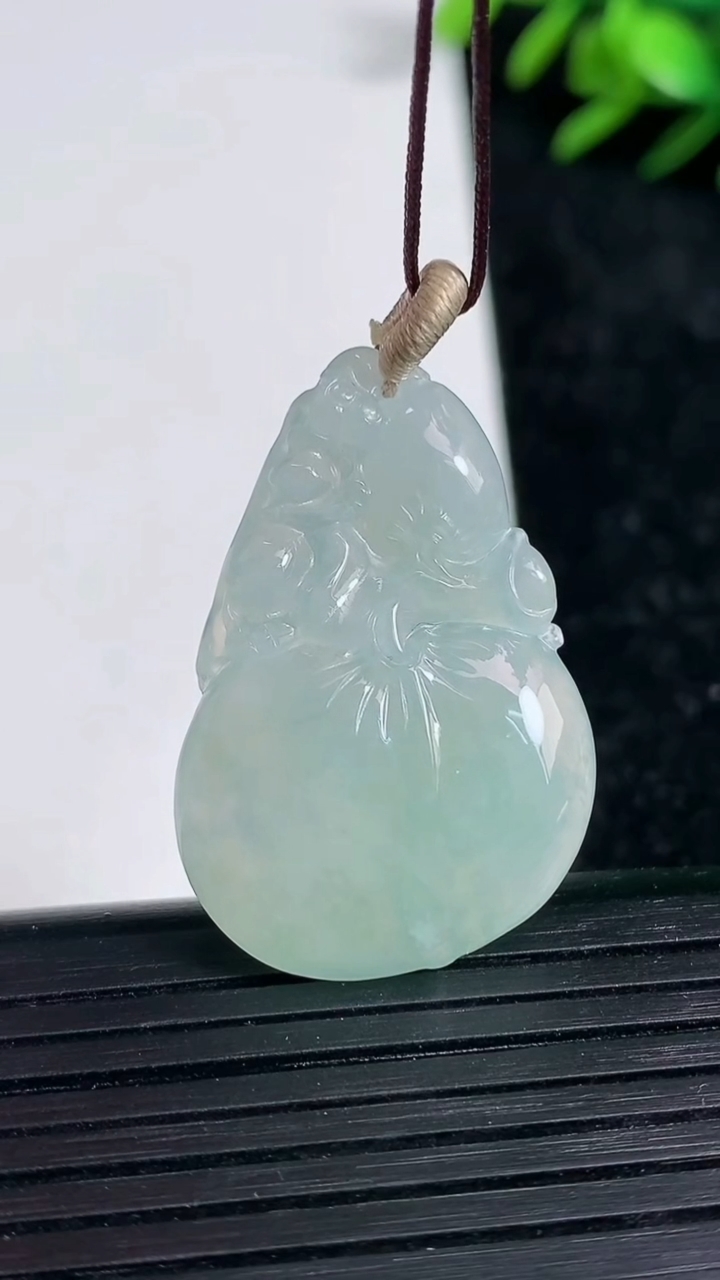 天然A货翡翠寿桃吊坠尺寸33.5-21.9-4.9重量:6.86g
3月21日