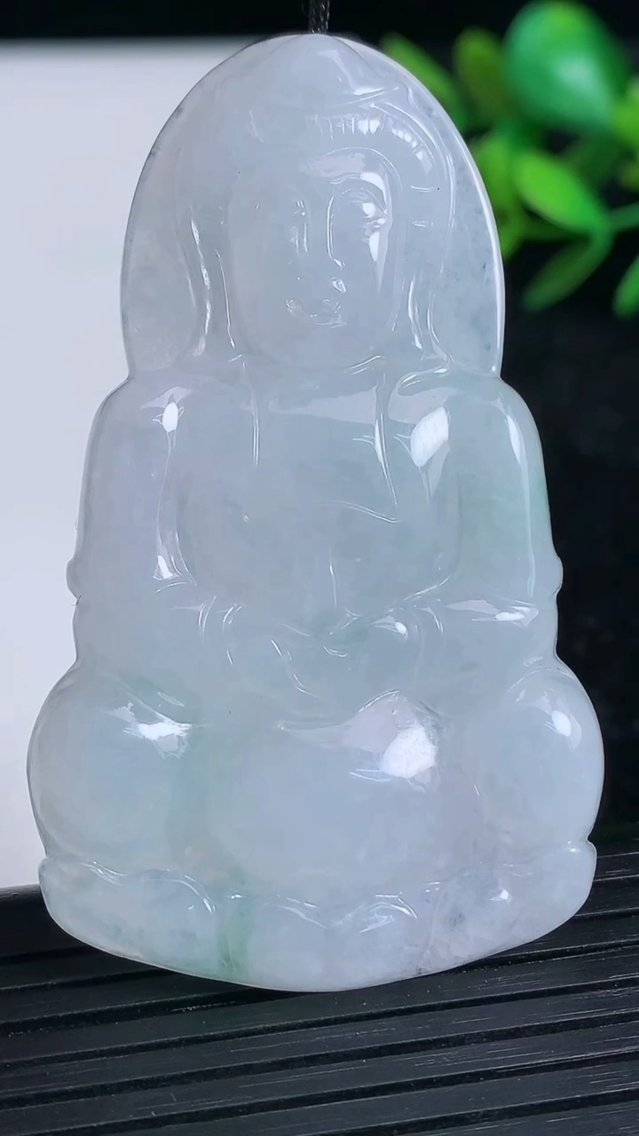 天然A货翡翠观音菩萨吊坠尺寸58.1-34.7-4.4重量:18.30g
3月21日