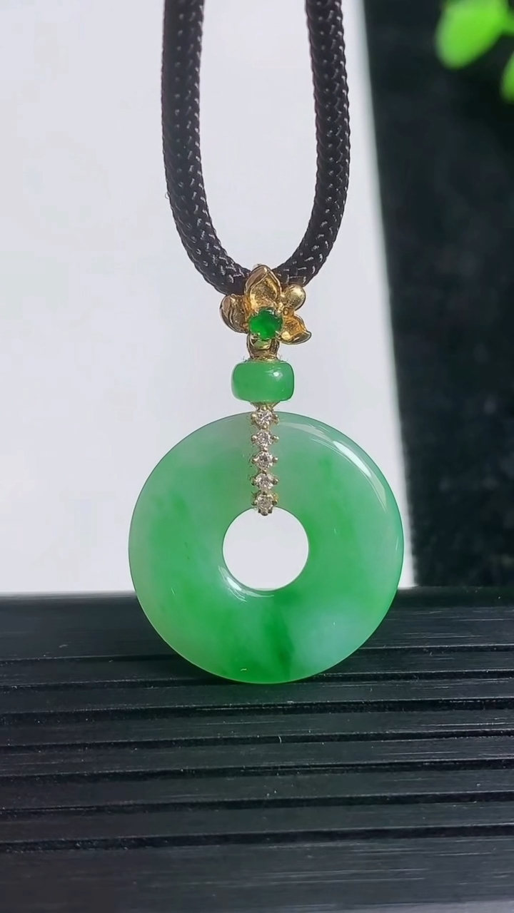 天然A货翡翠平安环吊坠尺寸19.3-2.4重量:2.85g
3月21日