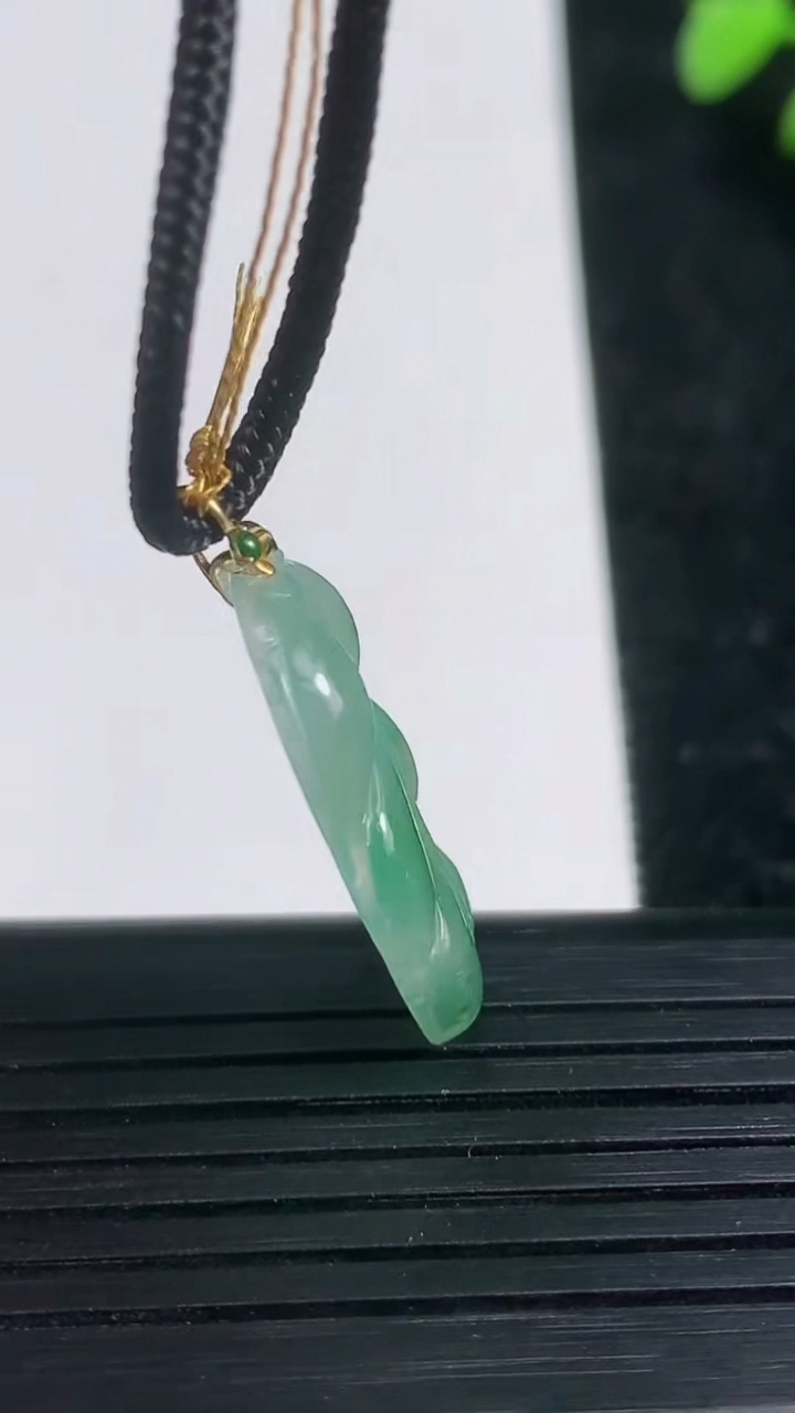 天然A货翡翠种飘花金枝玉叶 叶子吊坠尺寸26.1-13.7-3.4重量:2.80g
3月21日