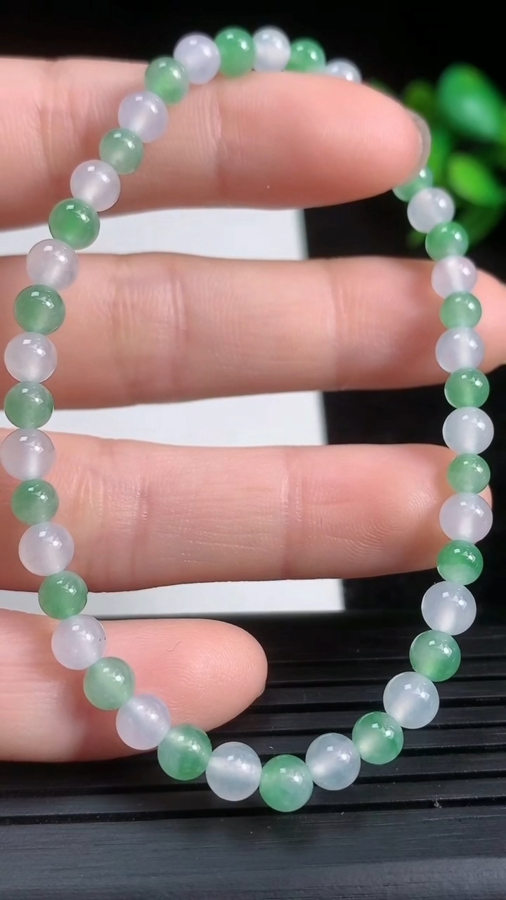 天然A货翡翠圆珠手串尺寸4.2-42颗重量:6.38g3月21日
工厂直销收藏佳品,种好水足，色泽均