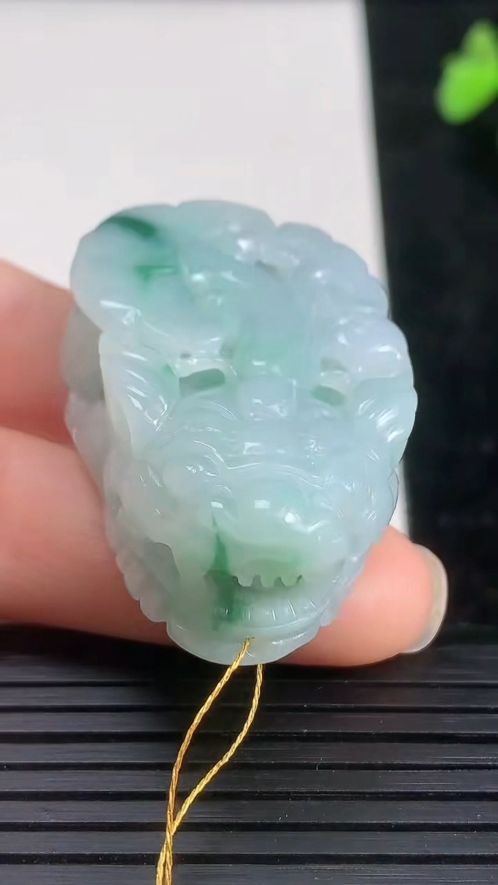 天然A货翡翠貔貅吊坠尺寸40.3-25.9-14.4重量:32.11g
3月21日