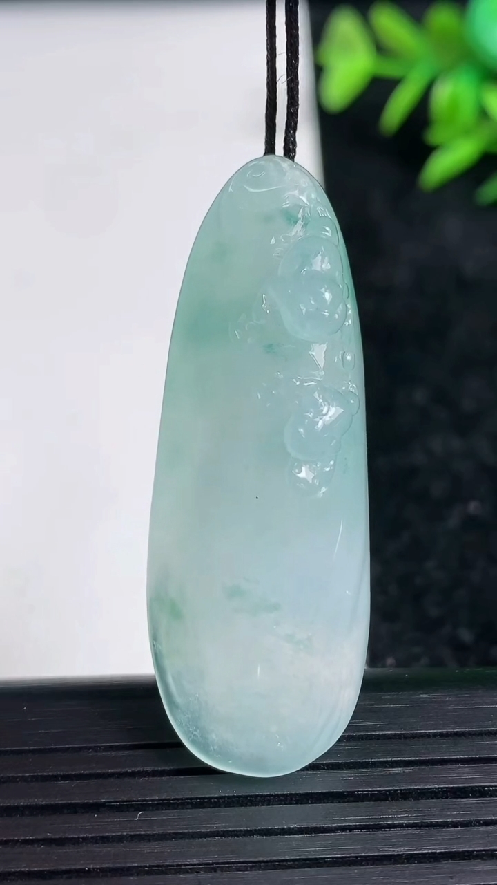 天然A货翡翠冰种飘花金蟾吊坠尺寸46.1-16.5-13.4重量:15.24g
3月21日