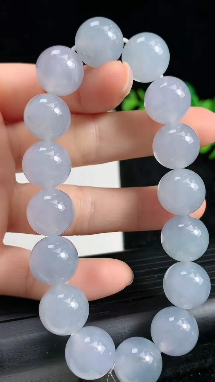 天然A货翡翠种紫罗兰圆珠手串尺寸12.5-16颗颗重量:59.21g3月21日
工厂直销收藏佳品,种好水足，色泽均匀，有种有色，上手高大气！