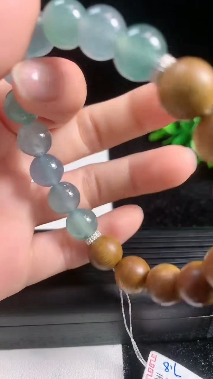 天然A货翡翠种蓝水檀香圆珠手串9.8尺寸9.8重量:19.78g3月22日
工厂直销收藏佳品,种好水足，色泽均匀，有种有色，上手高大气！