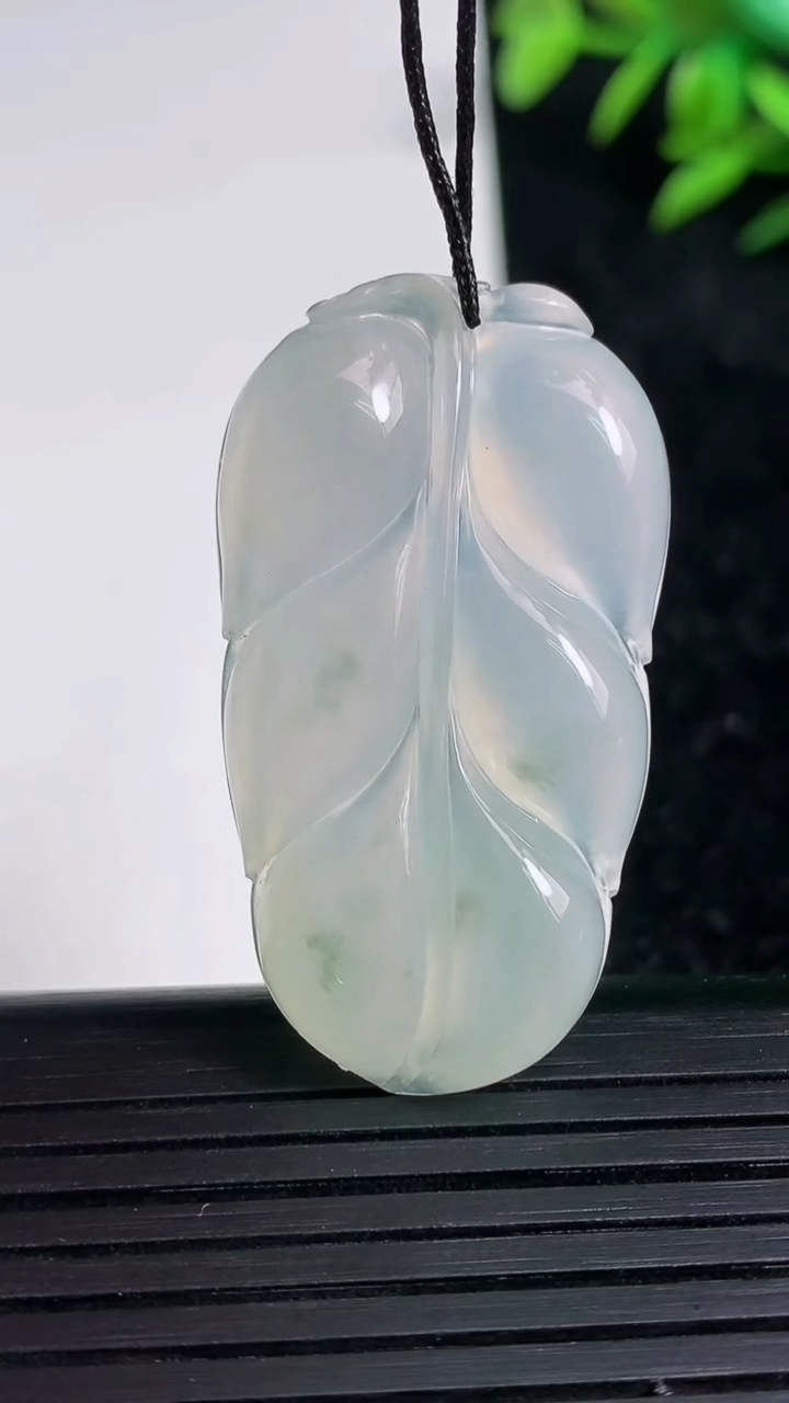 天然A货翡翠冰种飘花金枝玉叶 叶子吊坠尺寸39.5-21.9-5.3重量:8.94g
3月21日
