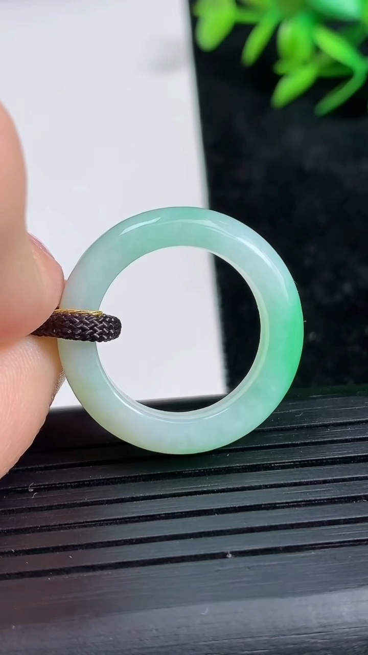 天然A货翡翠指环戒指尺寸18.1-5-3.5重量:4.50g2026年3月21日
工厂直销收藏佳品,种好水足，色泽均匀，有种有色，上手高大气！