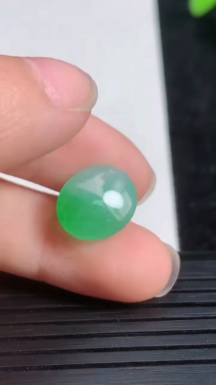 天然A货翡翠蛋面镶嵌件尺寸12.9-10.5-5.1重量:1.33g
3月21日