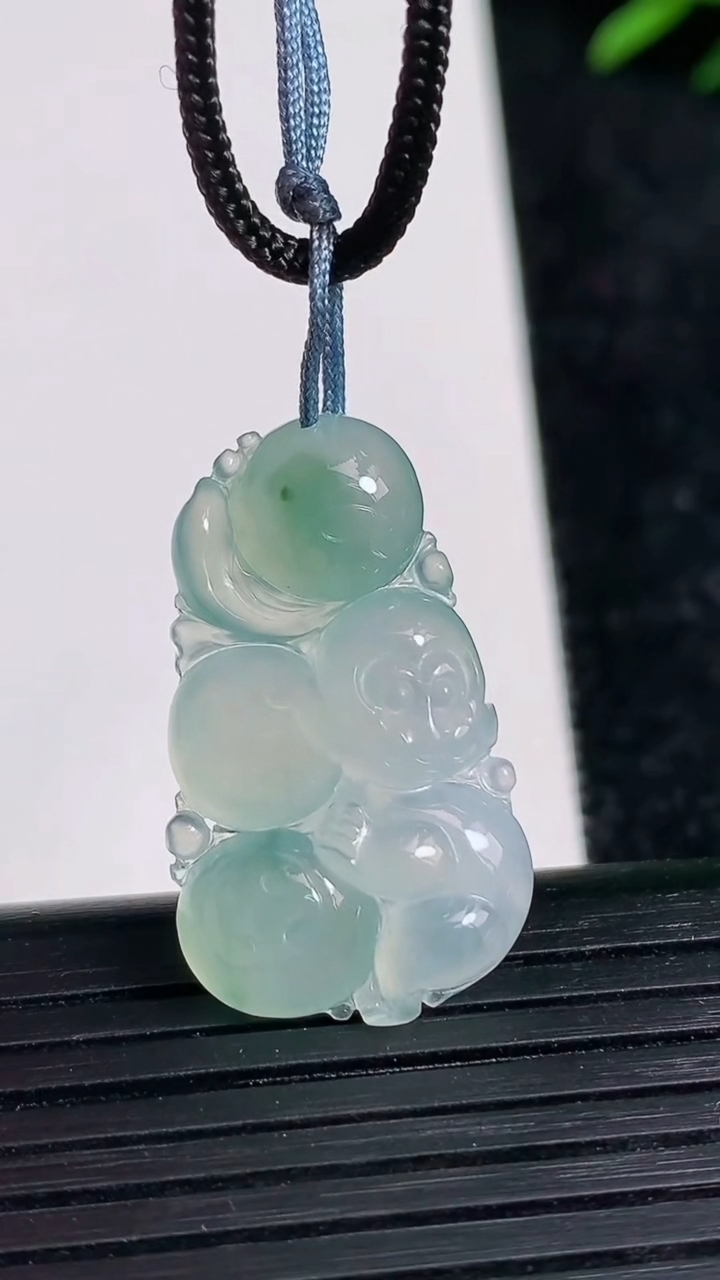 天然A货翡翠生肖猴吊坠尺寸27.4-15.9-5重量:3.92g
3月21日