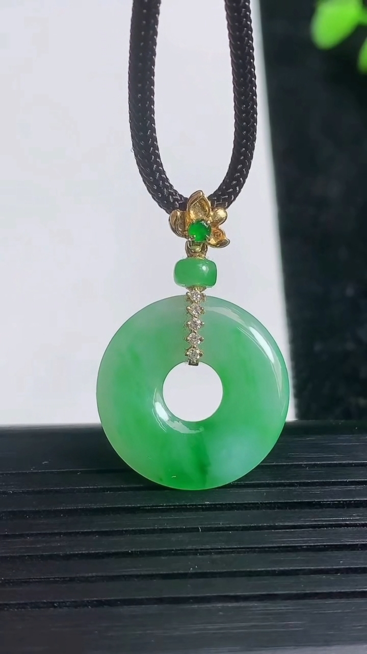 天然A货翡翠平安环吊坠尺寸19.3-2.4重量:2.85g
3月21日