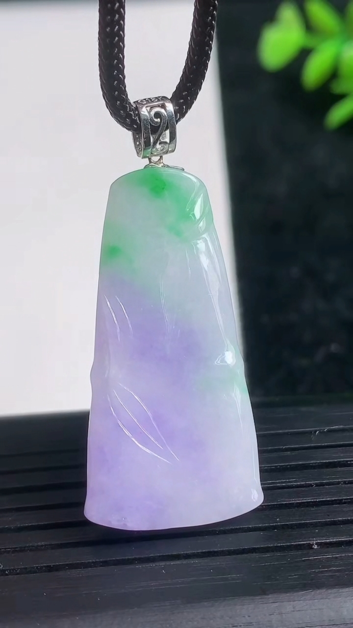 天然A货翡翠18K金春带彩紫罗兰节节高升 竹节吊坠尺寸35.4-17.4-4.3重量:6.91g
3