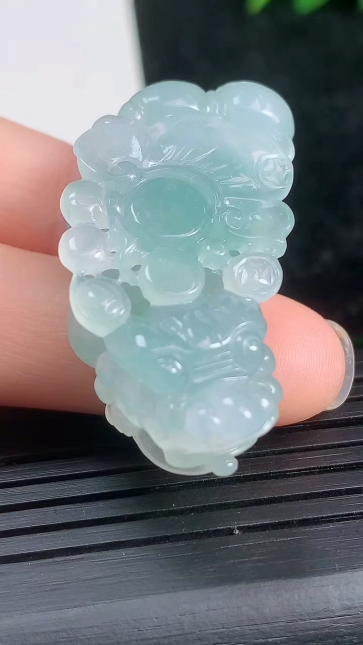 天然A货翡翠貔貅吊坠尺寸38.9-19.2-10.9重量:16.52g
3月21日