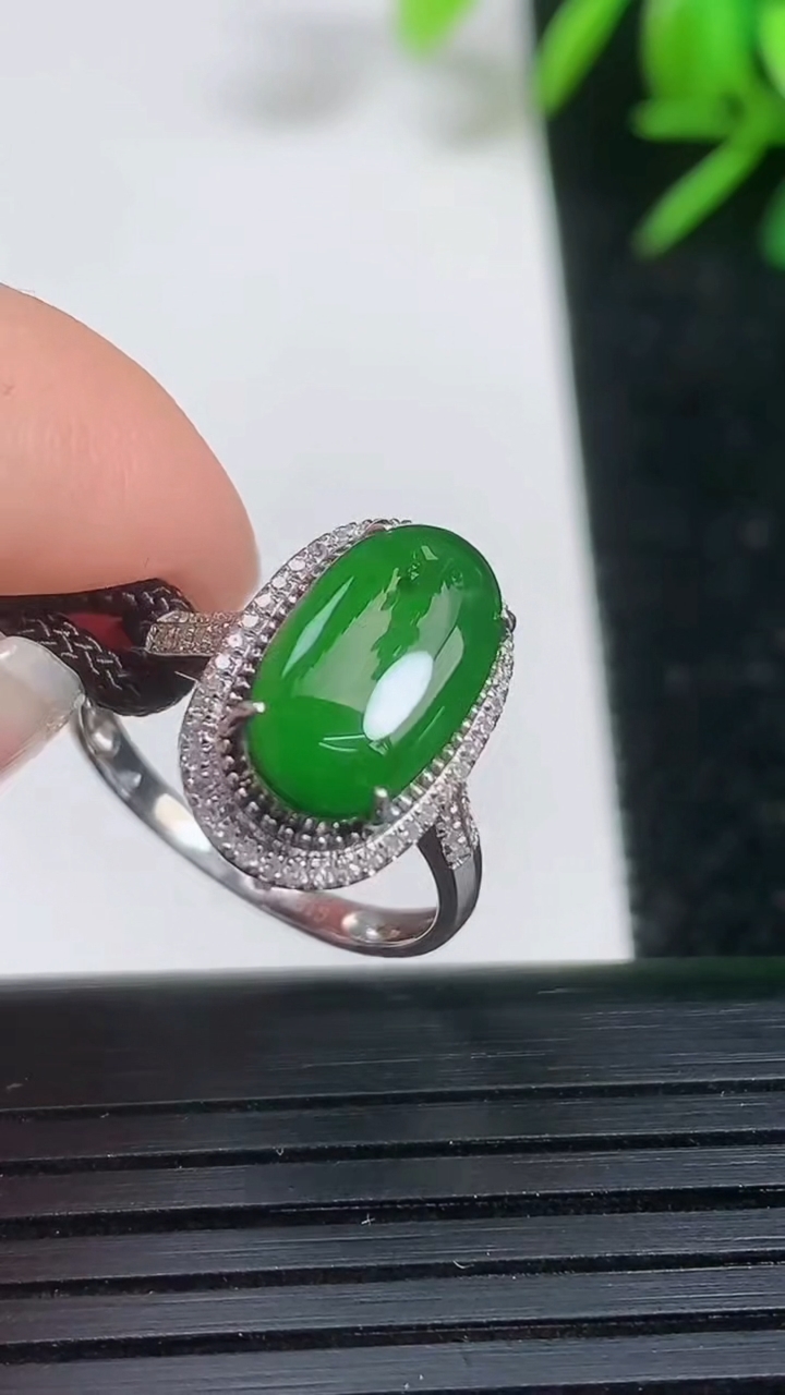 天然A货翡翠蛋面戒指尺寸16.8-12.1-6.6重量:2.33g2026年3月21日
工厂直销收藏佳品,种好水足，色泽均匀，有种有色，上手高大气！
