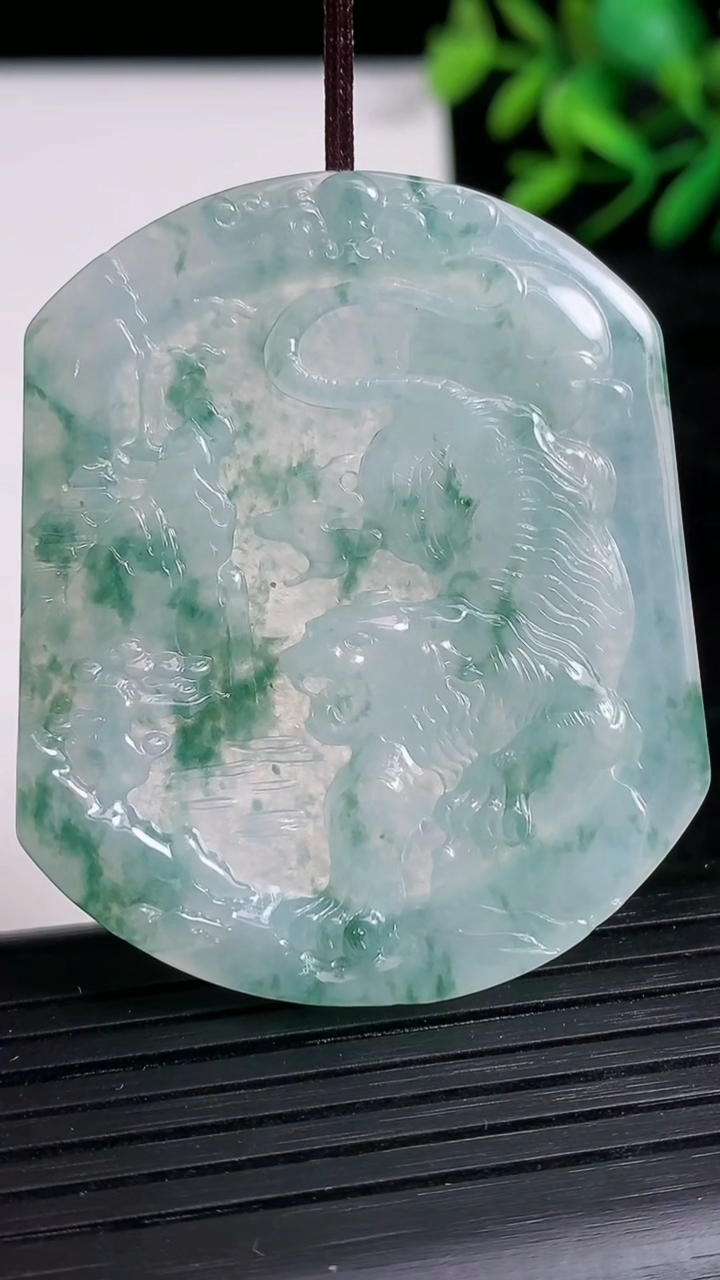 天然A货翡翠飘花生肖虎吊坠尺寸49-41.2-4.8重量:21.43g
3月21日