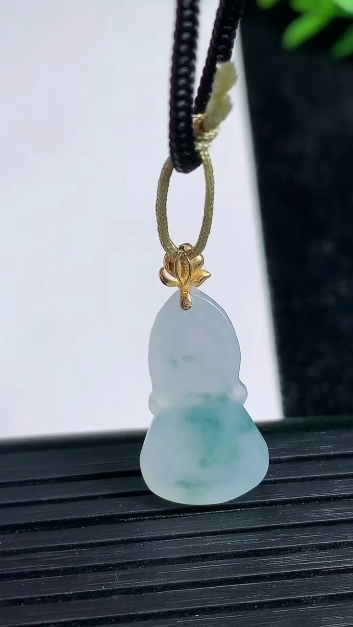 天然A货翡翠18K金飘花宝宝佛吊坠尺寸21.3-11.8-5.4重量:2.49g
3月21日