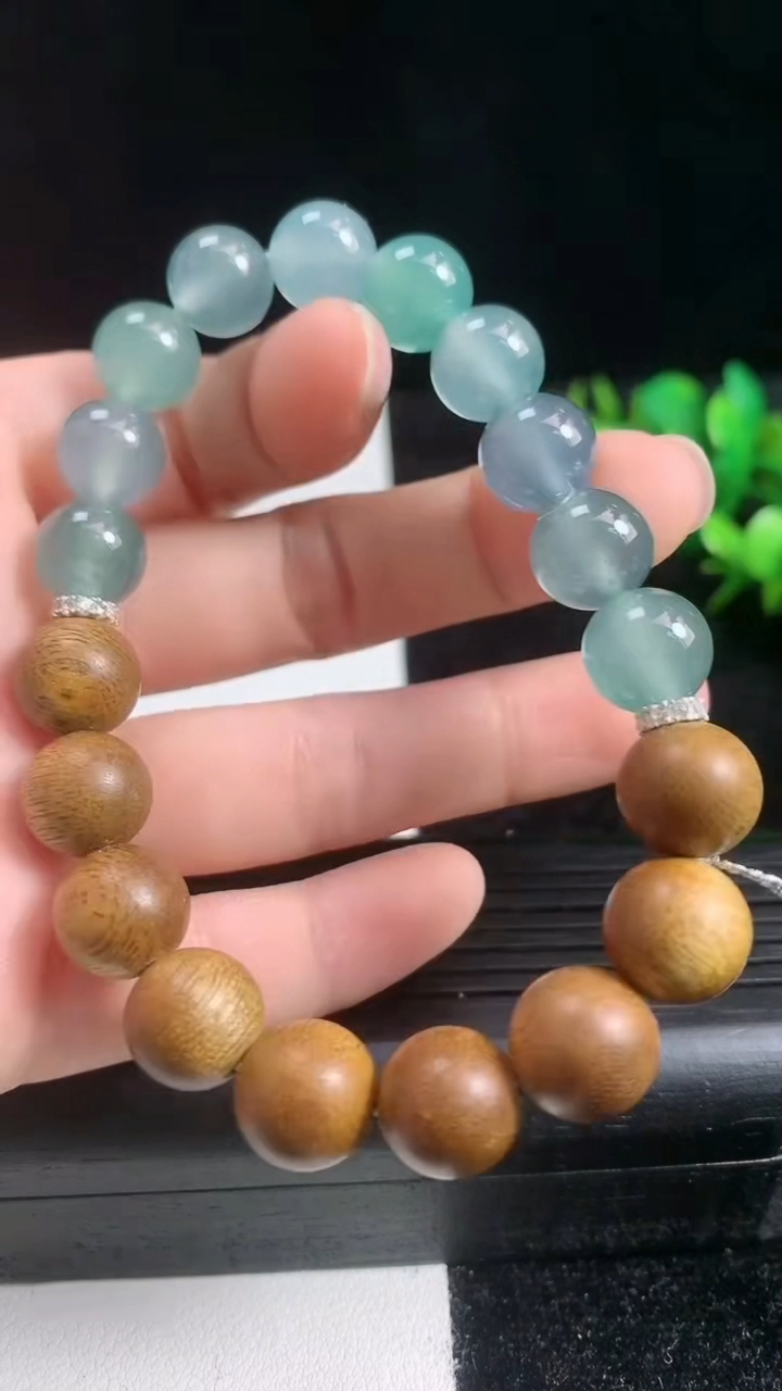天然A货翡翠种蓝水檀香圆珠手串9.8尺寸9.8重量:19.78g3月22日
工厂直销收藏佳品,种好水足，色泽均匀，有种有色，上手高大气！
