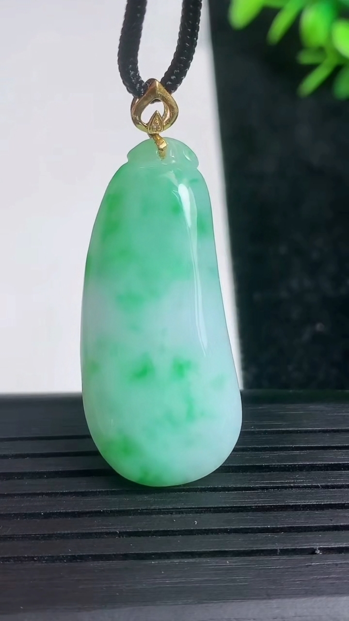 天然A货翡翠福瓜吊坠尺寸38.7-17.4-6.2重量:9.22g
3月21日