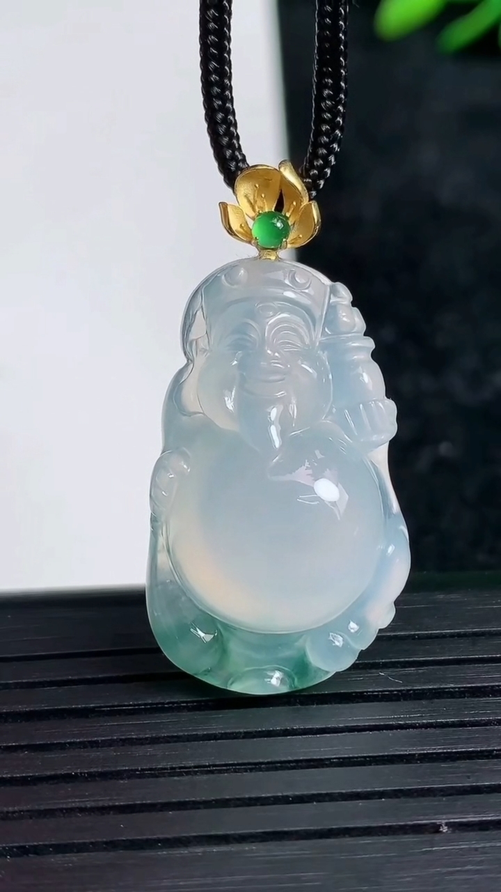 天然A货翡翠种飘花财神爷吊坠尺寸29.1-17.4-8.1重量:6.24g
3月21日