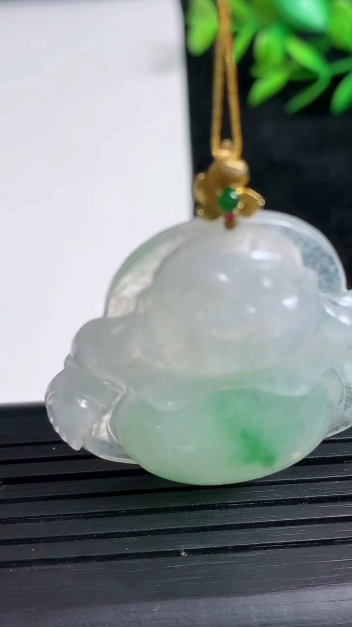 天然A货翡翠佛公吊坠尺寸34.1-36.9-6.6重量:13.06g
3月21日