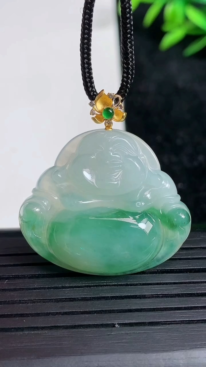 天然A货翡翠佛公吊坠尺寸26.9-31.6-5.9重量:8.63g
3月21日